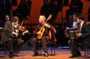 luis-lvarez-junto-a-juan-cancio-barreto-y-hebert-caceres-generacion-dos-de-los-interpretes-del-tema-_872_573_1243110